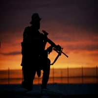 Sziluettje egy amerikai tengerészgyalogos egy bunker naplementekor Észak-Afganisztánban Poszter Nyomtatás