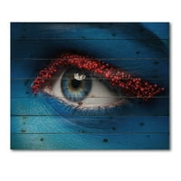 Designart 'Woman szem kék festékkel az arcon és a piros golyók modern nyomtatása természetes fenyőfán